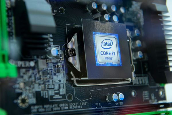Procesoarele Intel afectate de o nouă vulnerabilitate similară cu Spectre