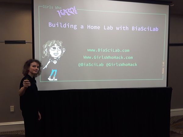Bia Lewis - speakerul cu vârsta de 12 ani de la DefCamp 10